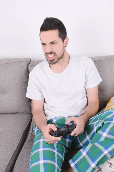Video oyunları oynarken adam. — Stok fotoğraf