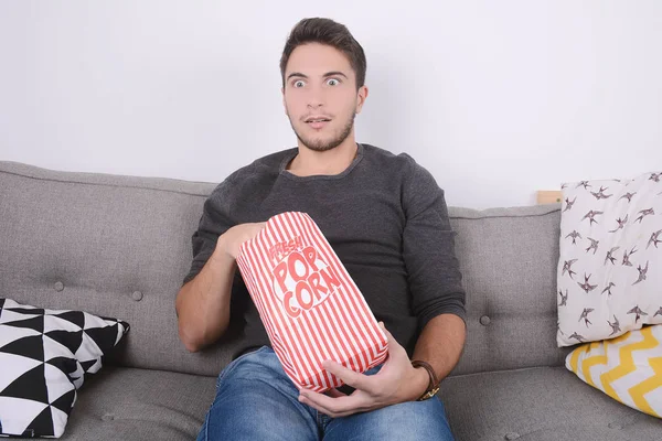 Man eten popcorn en films. — Stockfoto