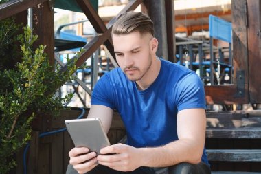 Latin delikanlı tablet kullanma