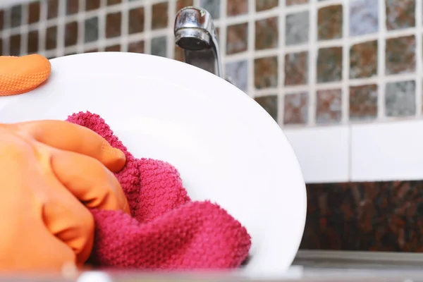 Kezet a mosogatás a spontán gumikesztyűt — Stock Fotó