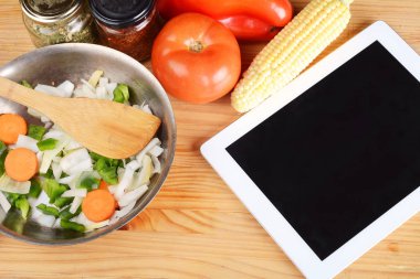 Sebze ve baharat ile dijital tablet.