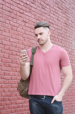 Latin adamın telefonunu yazarak.