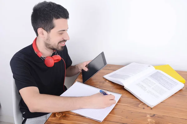 Mann lernt mit Tablet. — Stockfoto