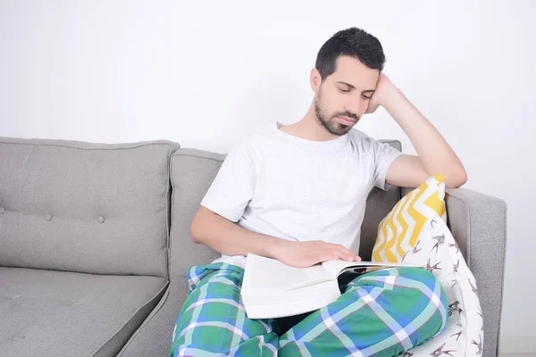 Hombre leyendo un libro. — Foto de Stock