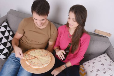 Kaç bira içme ve pizza yemek.