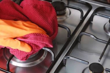 Elinde lastik eldiven hob temizlik görünümünü kapat