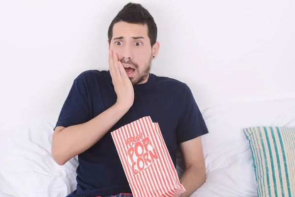 Uomo mangiare popcorn e guardare film . — Foto Stock