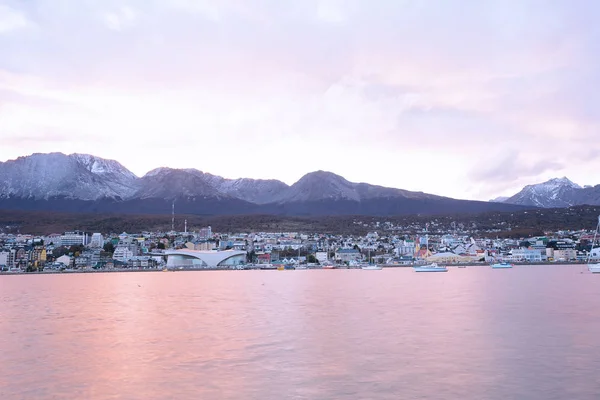 Cidade de Ushuaia ao pôr do sol . — Fotografia de Stock