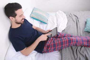 Adam yatakta tablet kullanma.