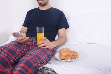 Kahvaltı ve istimal telefon adam.