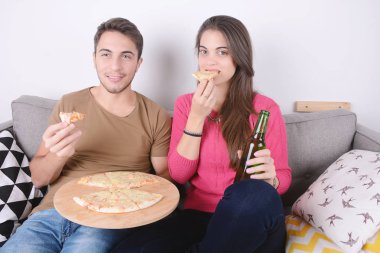 Kaç bira içme ve pizza yemek.