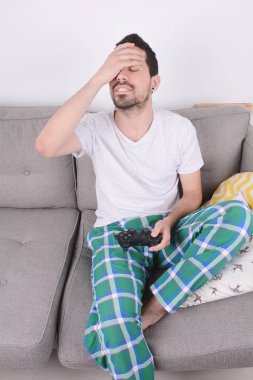 video oyunları oynarken adam.