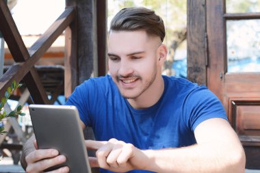 Latin delikanlı tablet kullanma