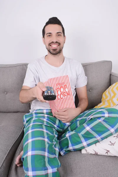 Homme manger du pop-corn et regarder des films . — Photo