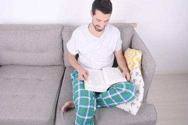 Genç adam çalışıyor..