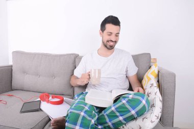 Genç adam çalışıyor..