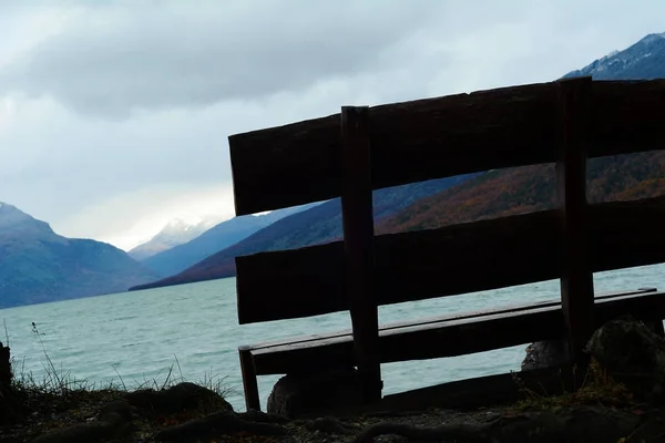 Bench near mountain lake. — Stock Photo, Image