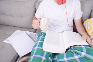 Genç adam çalışıyor..