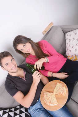 Kaç bira içme ve pizza yemek.