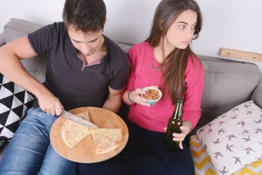 Kaç bira içme ve pizza yemek.