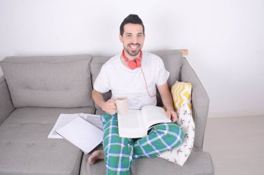 Genç adam çalışıyor..