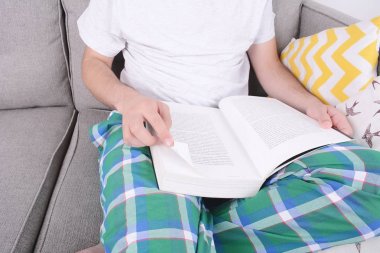 Genç adam çalışıyor..