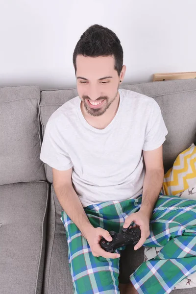 Homme jouant à des jeux vidéo . — Photo