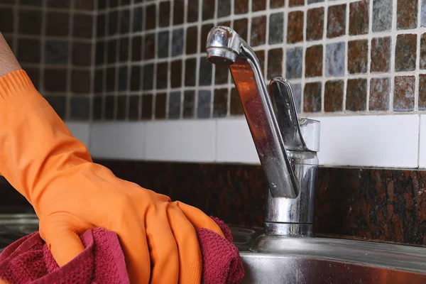 Hand mit Handschuhen, Waschbecken aus Edelstahl mit Tuch abwischen — Stockfoto