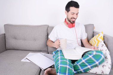 Genç adam çalışıyor..