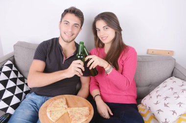 Kaç bira içme ve pizza yemek.