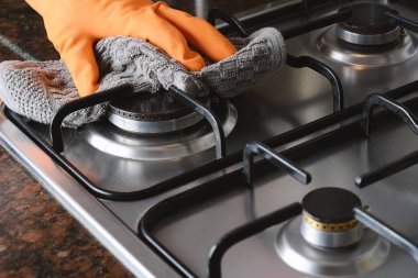 Elinde lastik eldiven hob temizlik görünümünü kapat