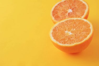 Portakal dilimleri Sarı zemin üzerine yakın çekim