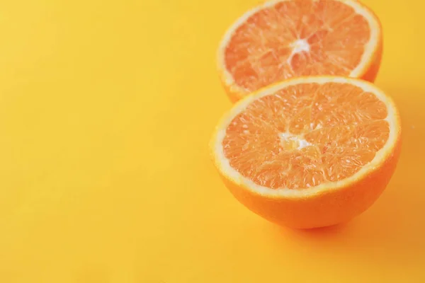 Primer plano de rodajas de naranja sobre fondo amarillo — Foto de Stock