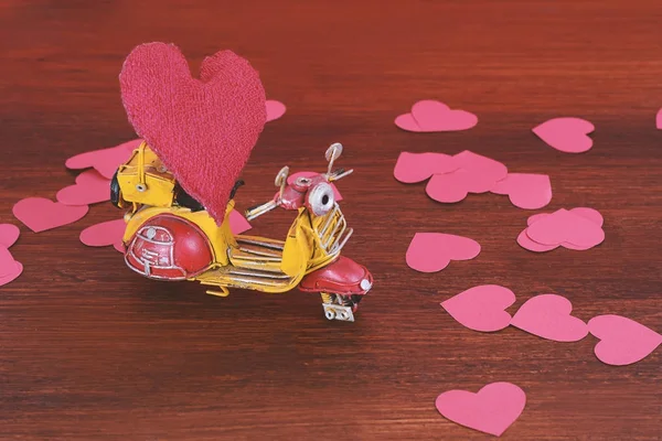 Винтажный мотоцикл с красной подушкой на сердце — стоковое фото