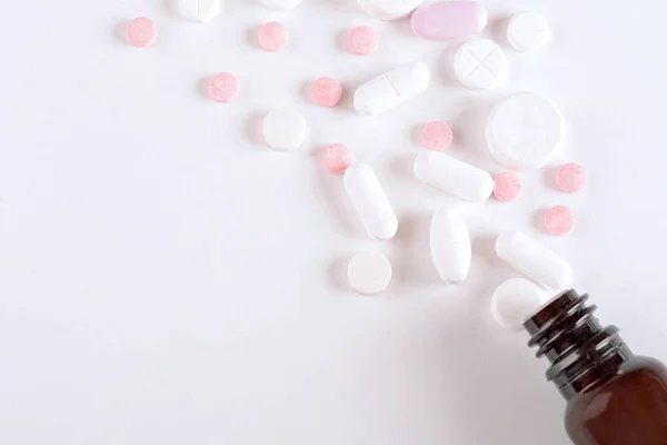 Close up de montão de pílulas com garrafa de pílula — Fotografia de Stock