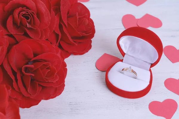 Anel de diamante dourado em caixa de veludo vermelho com molho de rosas vermelhas — Fotografia de Stock