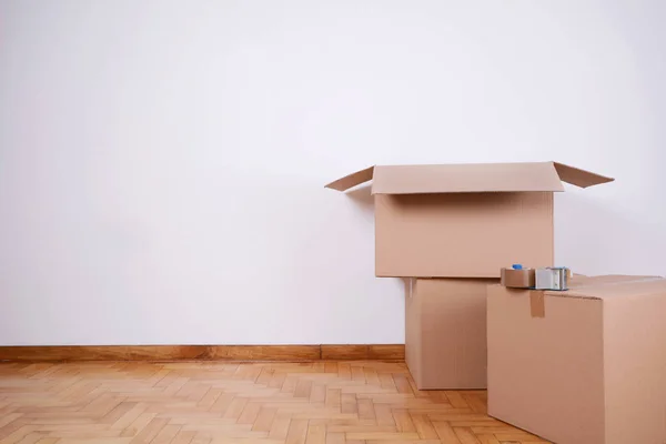 Montón de cajas de cartón en la habitación vacía — Foto de Stock