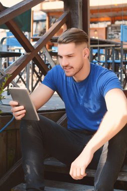 Latin delikanlı tablet kullanma