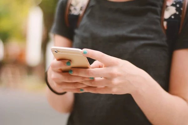 Primer plano de las manos de la mujer mensajes de texto con el teléfono inteligente —  Fotos de Stock