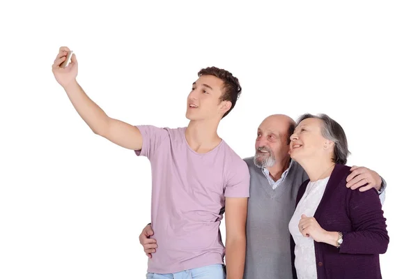 Abuelos y su nieto tomando una selfie — Foto de Stock