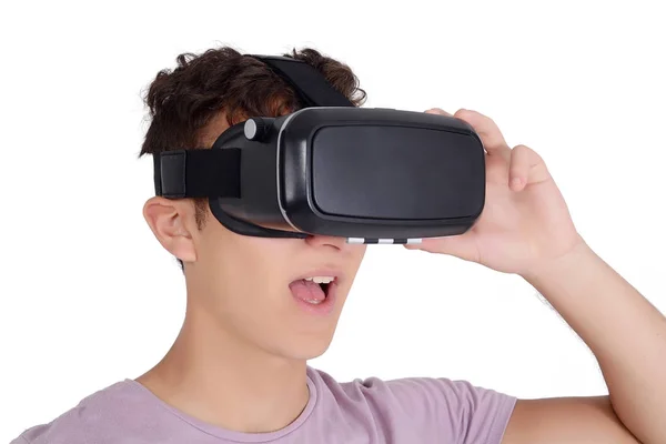 Joyful adolescente menino usando óculos de realidade virtual . — Fotografia de Stock