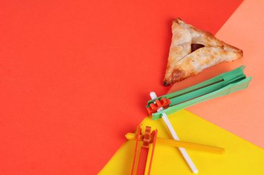Purim arka plan ile parti kostüm ve hamantaschen tanımlama bilgileri