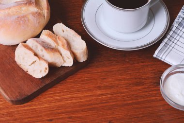 Kızarmış ekmek, peynir ve kahve krem kapatın. Kahvaltı konsepti