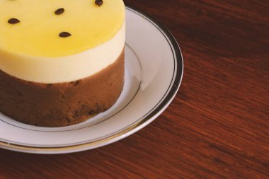 Ahşap arka plan üzerinde taze tutku meyve. Lezzetli yiyecek konsepti