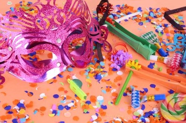 Karnaval maskesi Purim arka plan görünümünü top, kostüm ve hamantaschen tanımlama bilgileri parti. Purim kutlama kavramı