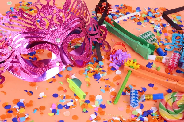 Karnaval maskesi Purim arka plan görünümünü top, kostüm ve hamantaschen tanımlama bilgileri parti. Purim kutlama kavramı