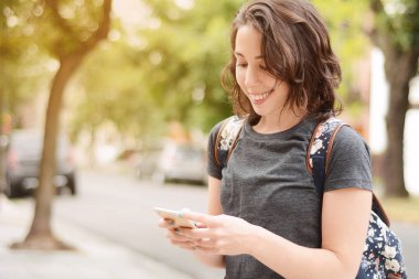 Genç kadın onun smartphone sahip iletileri gönderme.