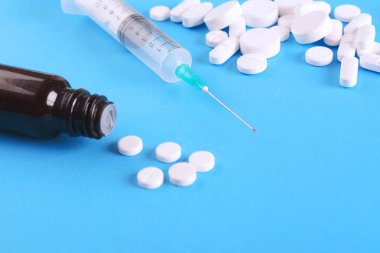 İğne ile uyuşturucu hap görünümünü kapat