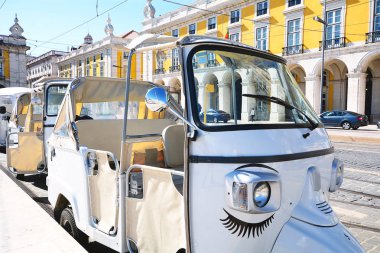 Tuk tuk Portekiz'de Lizbon sokakta.