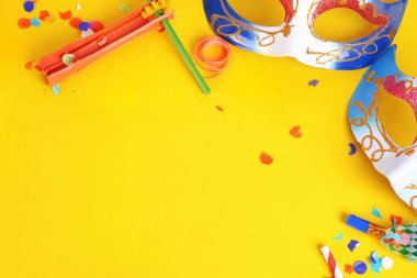 Purim arka plan maskesi ve parti kostüm yakın çekim 